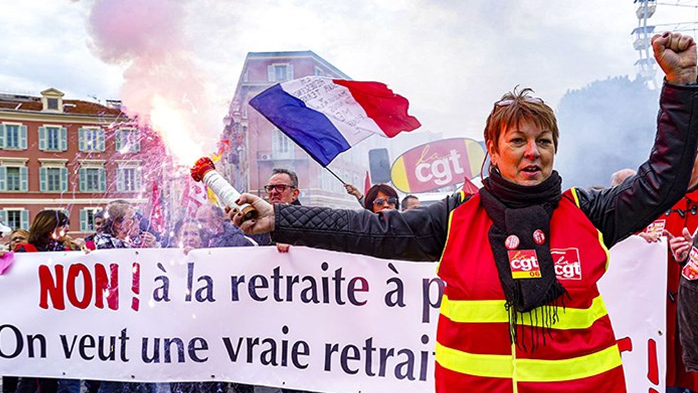 Fransa'da emeklilik yaşını 64'e çıkaran reform onaylandı