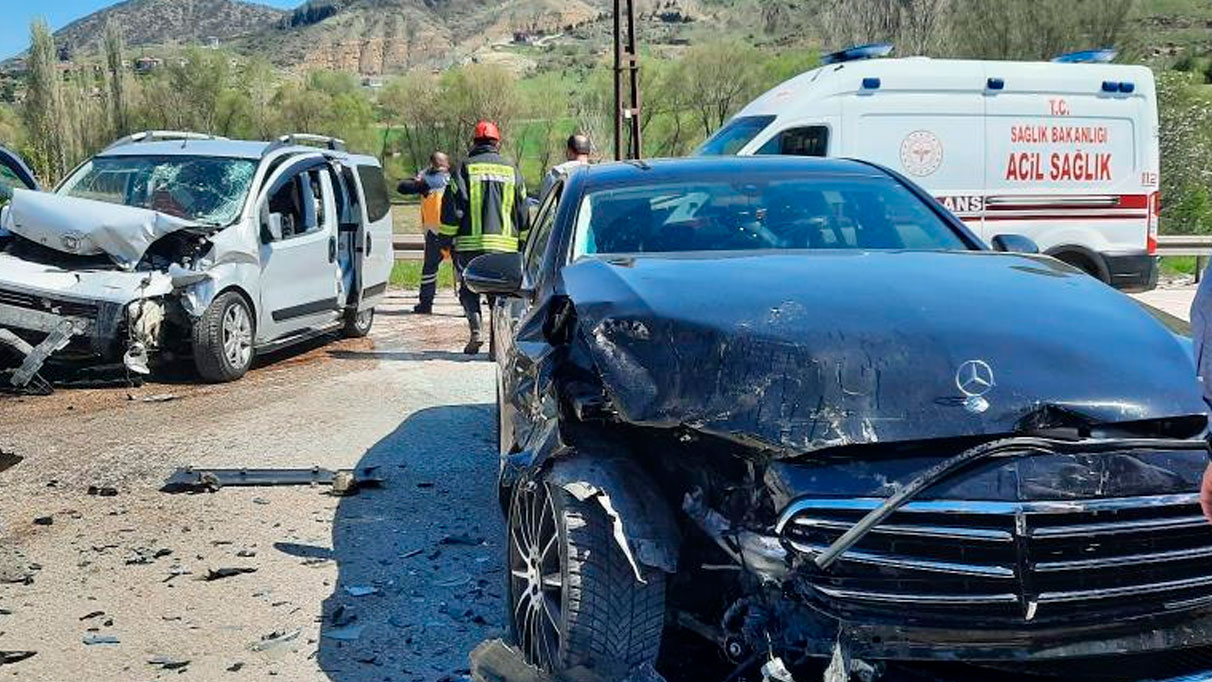 Amasya'da kafa kafaya çarpıştılar: 7 yaralı