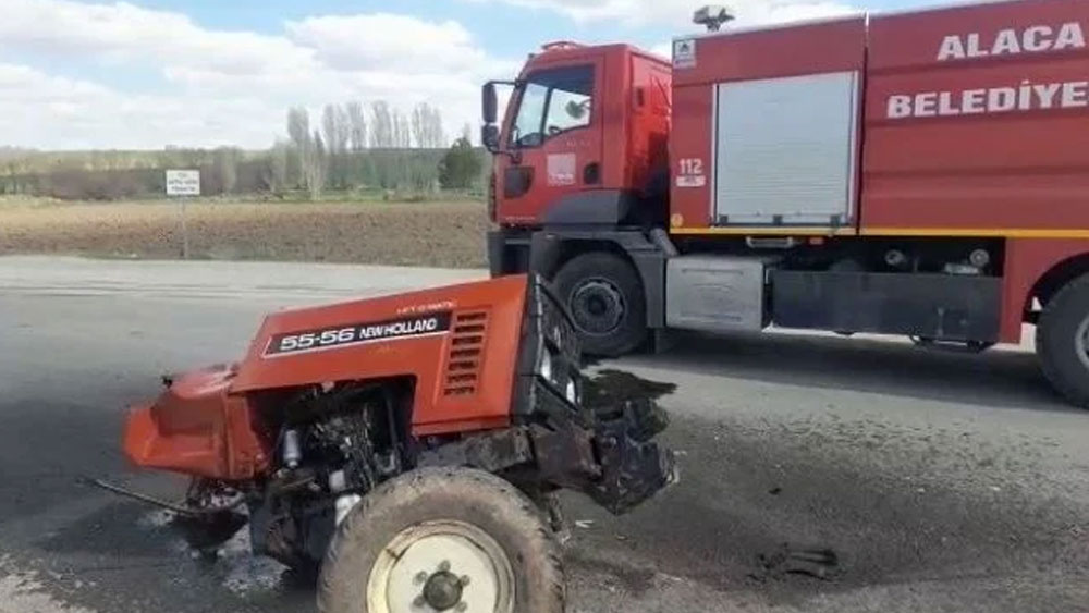 Çorum'da otomobille çarpışan traktör ikiye ayrıldı