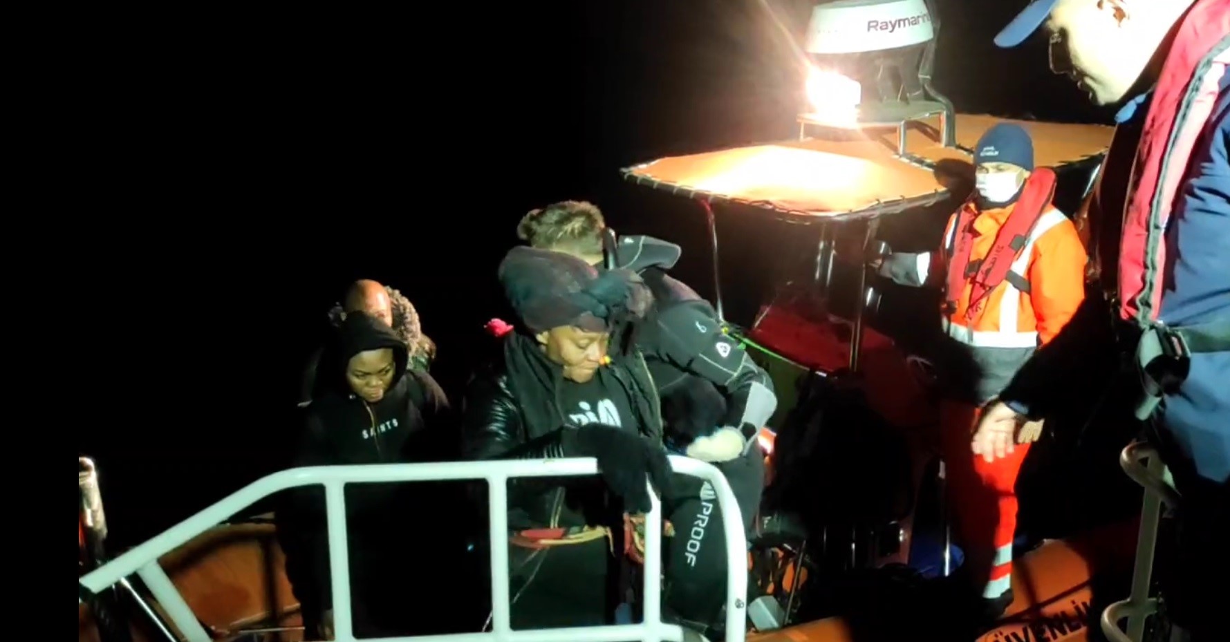 Ayvalık'ta 38 düzensiz göçmen kurtarıldı