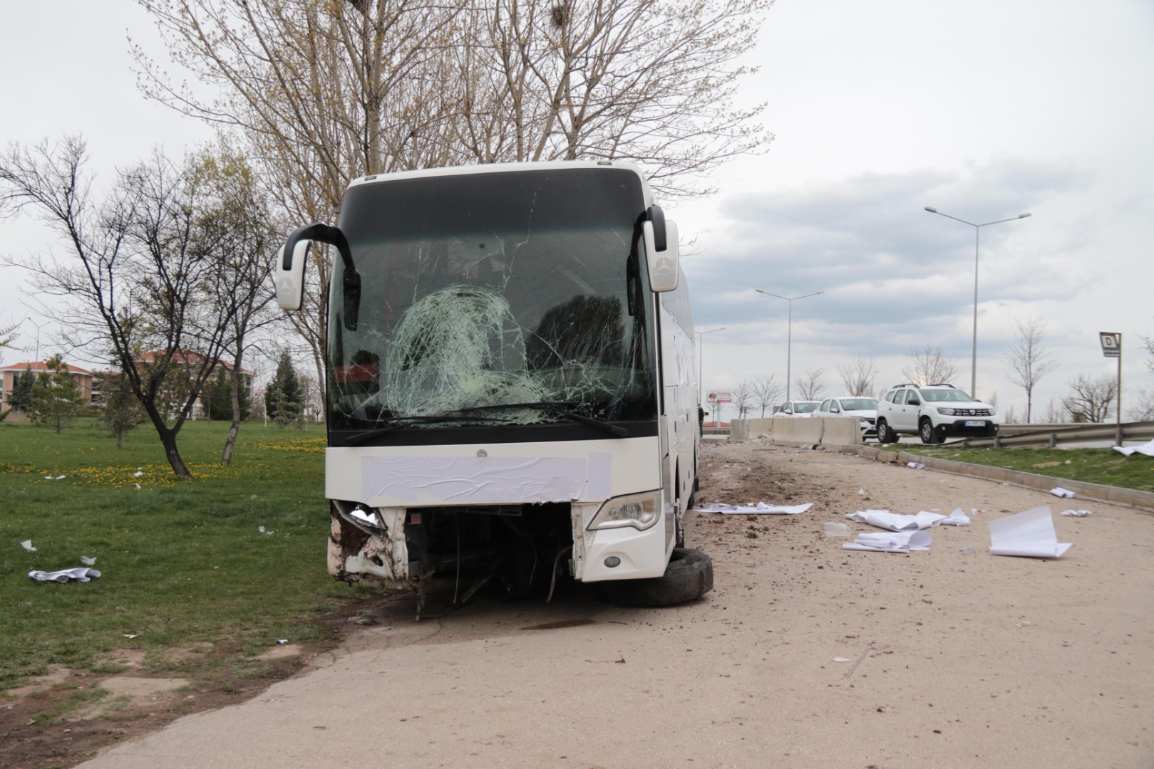 Yolcu otobüsü, beton blok ve bariyerlere çarptı: 17 yaralı