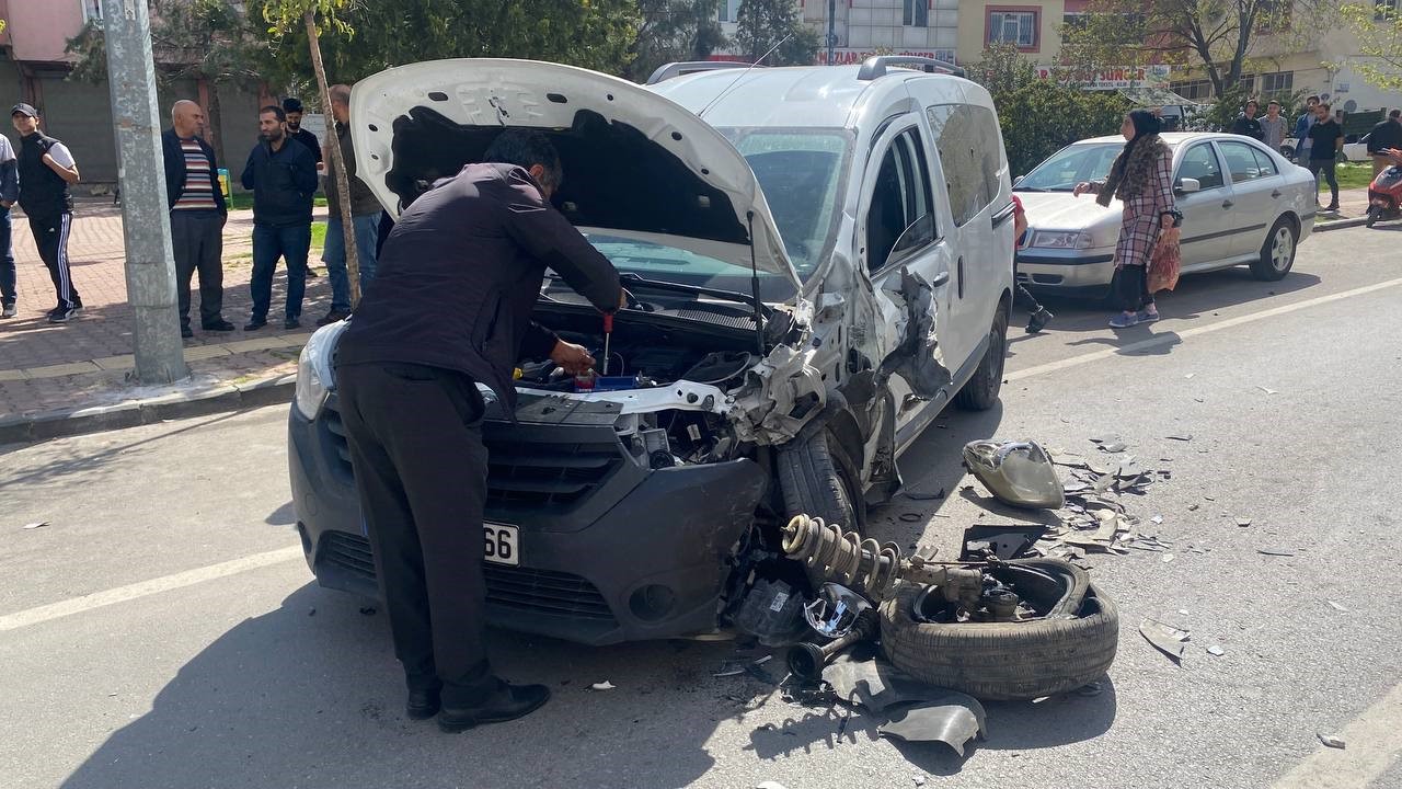 Gaziantep'te hatalı sollama kazaya neden oldu: O anlar güvenlik kamerasına yansıdı