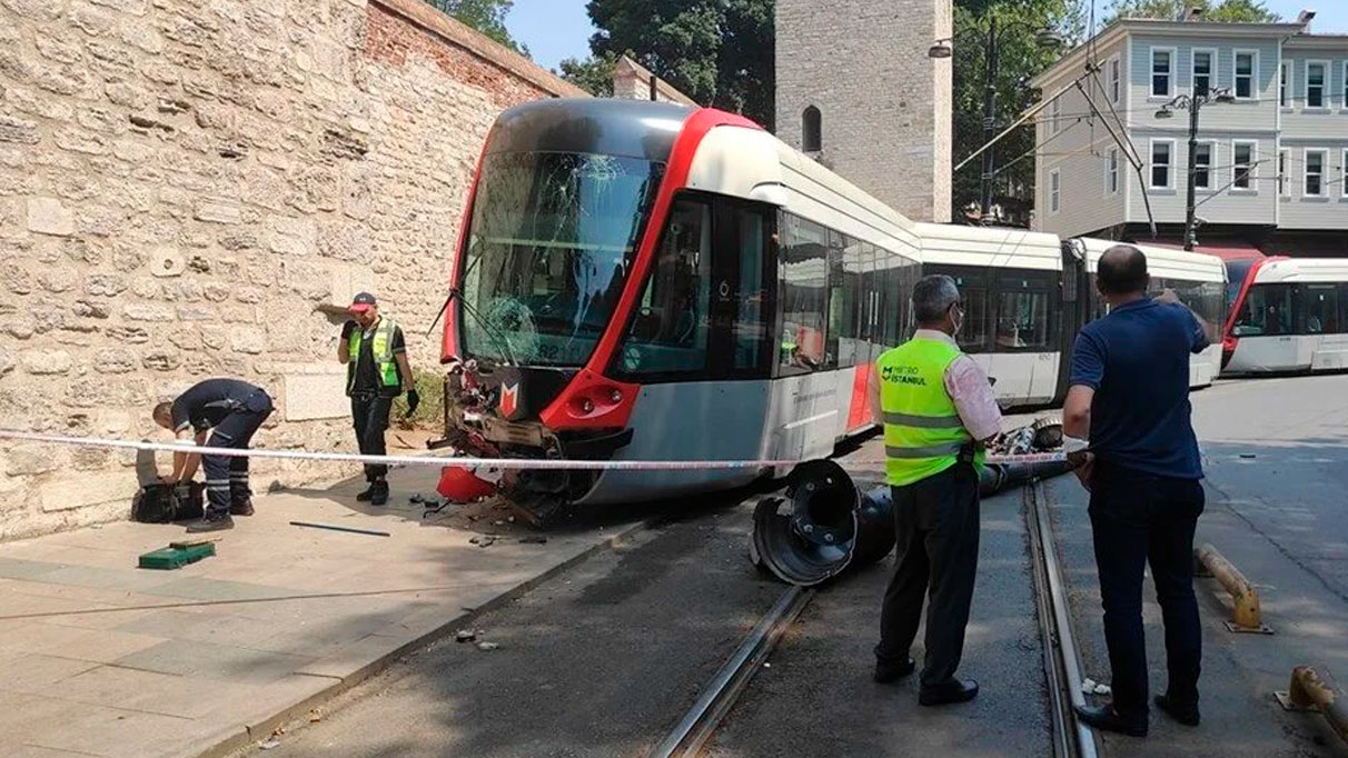 Kabataş-Bağcılar seferini yapan tramvay Sirkeci'de raydan çıktı