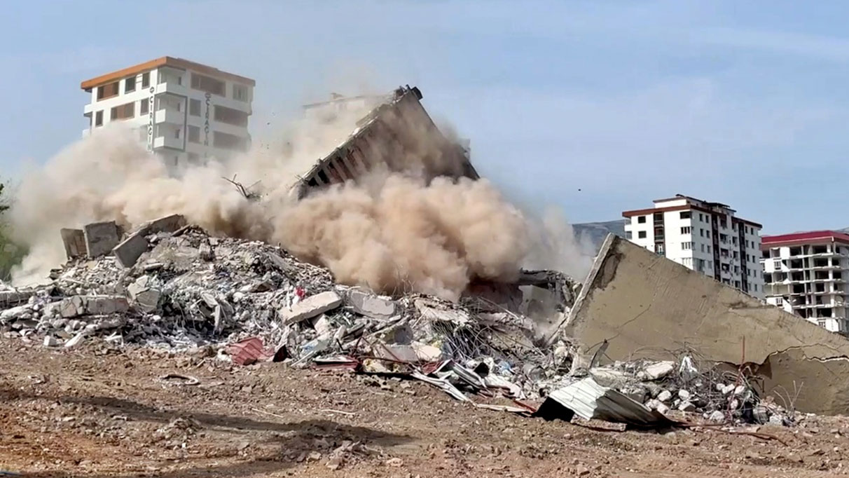Ebrar Sitesi'ndeki ağır hasar alan binaların yıkımına başlandı