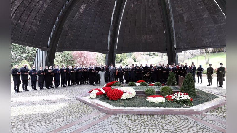 Özal kabri başında anıldı