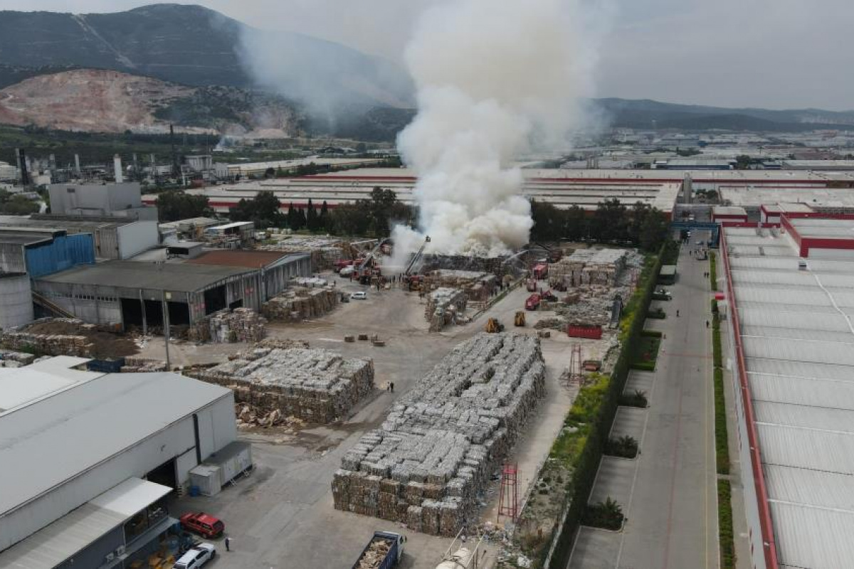 Manisa OSB'deki kağıt fabrikasında yangın 