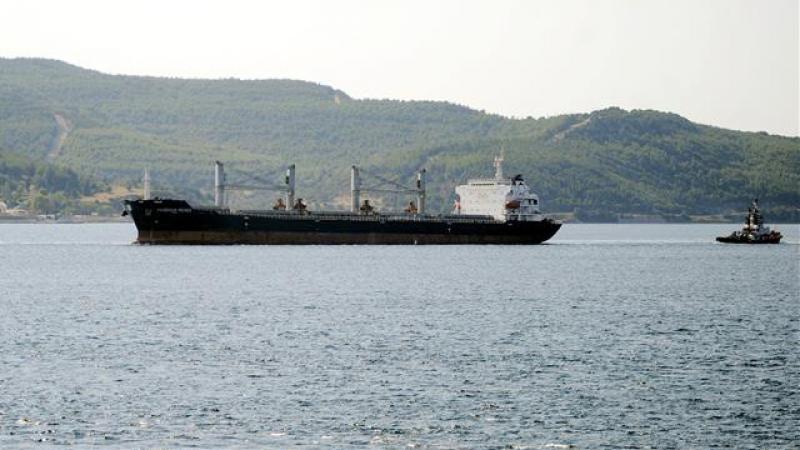 Yük gemisi Çanakkale'yi geçemedi