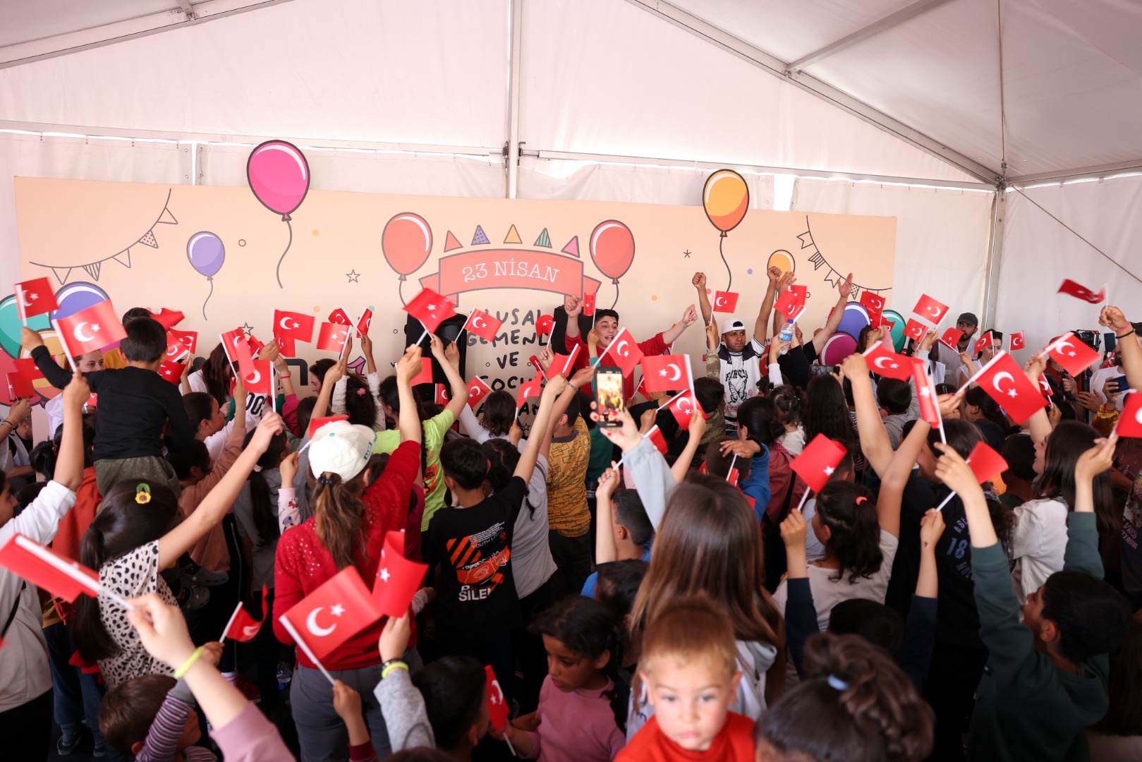 Ünlüler, depremzede çocuklara Antakya’da etkinlik alanı oluşturdu