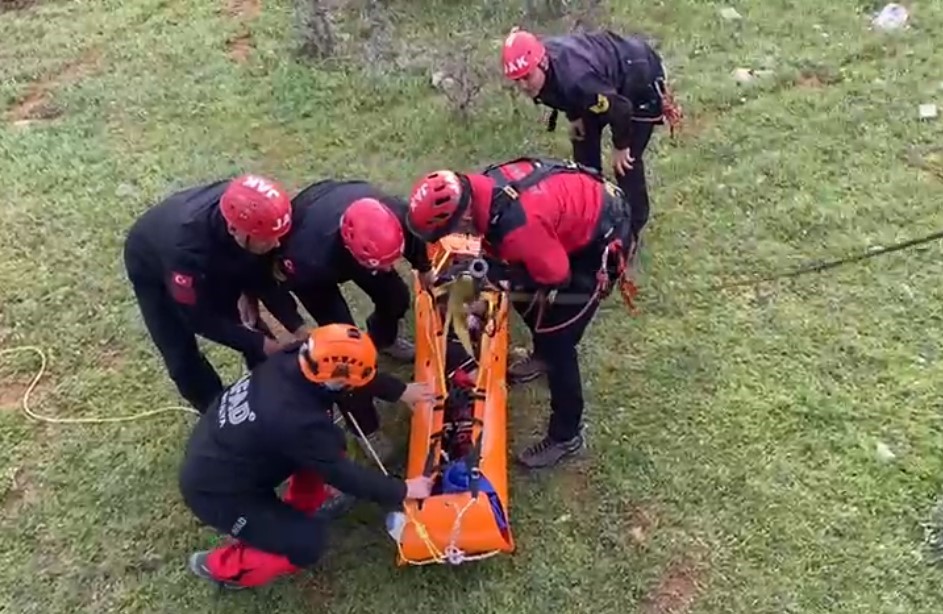 Dağlık alana düşen paraşütçüye jandarma helikopteriyle kurtarma