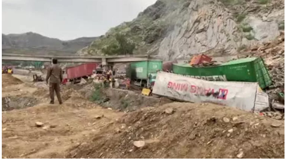 20'den fazla tır toprak altında kaldı