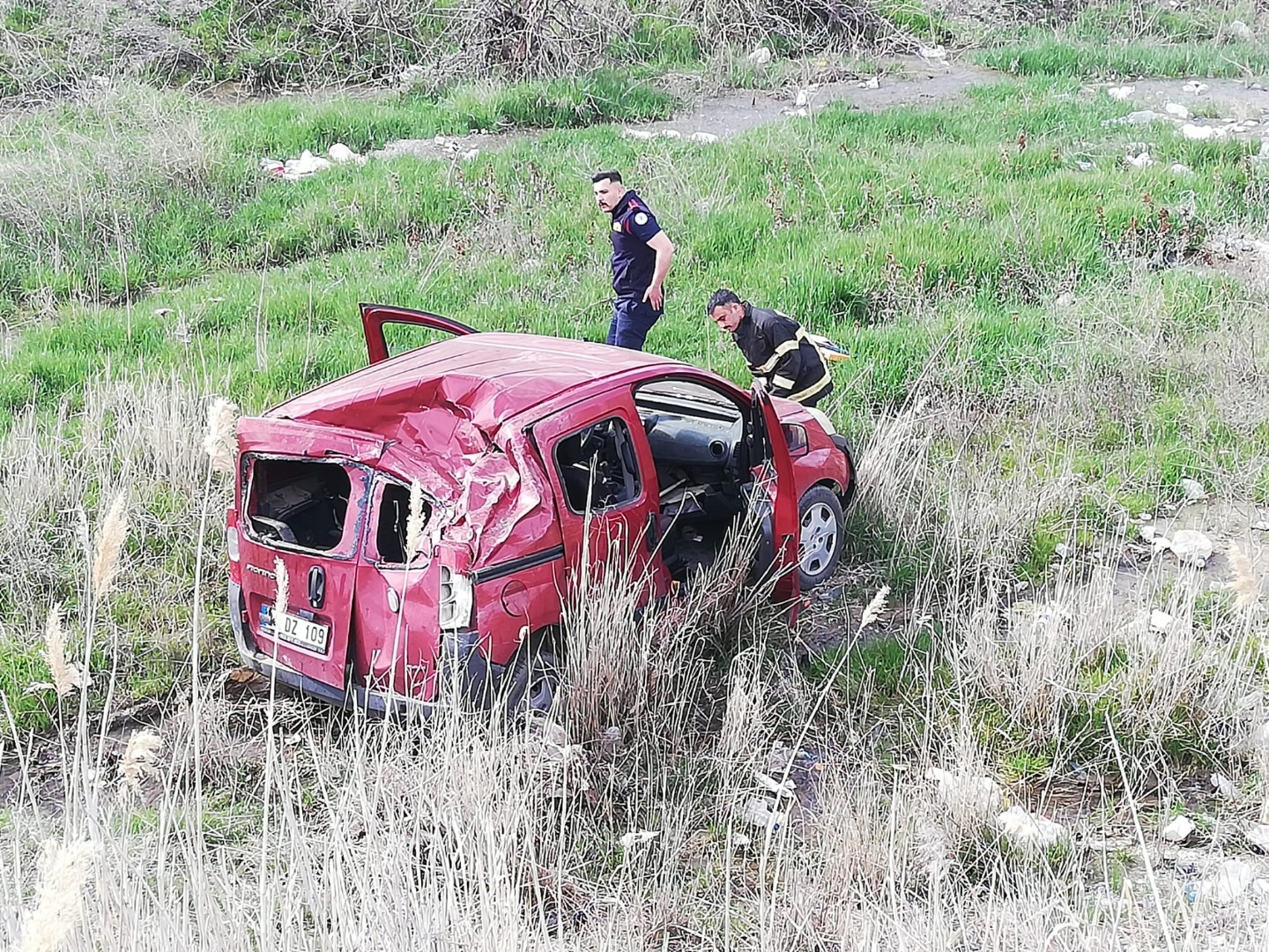 Ticari araç şarampole yuvarlandı: 2 yaralı