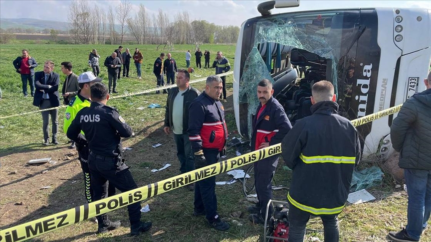 İşçi otobüsü devrildi 3 ölü 31 yaralı