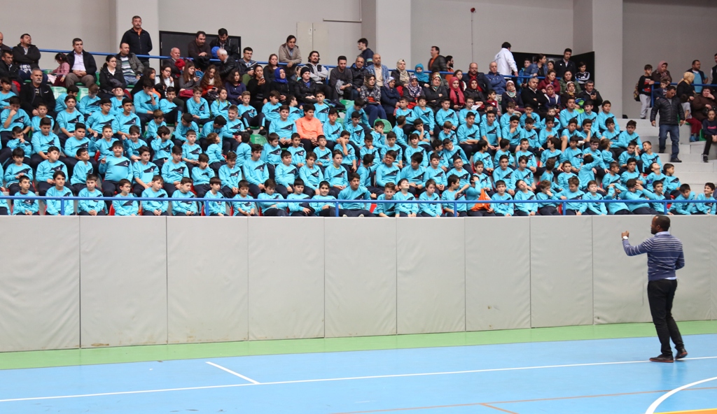 5 bin çocuğa futbol ve değerler eğitimi