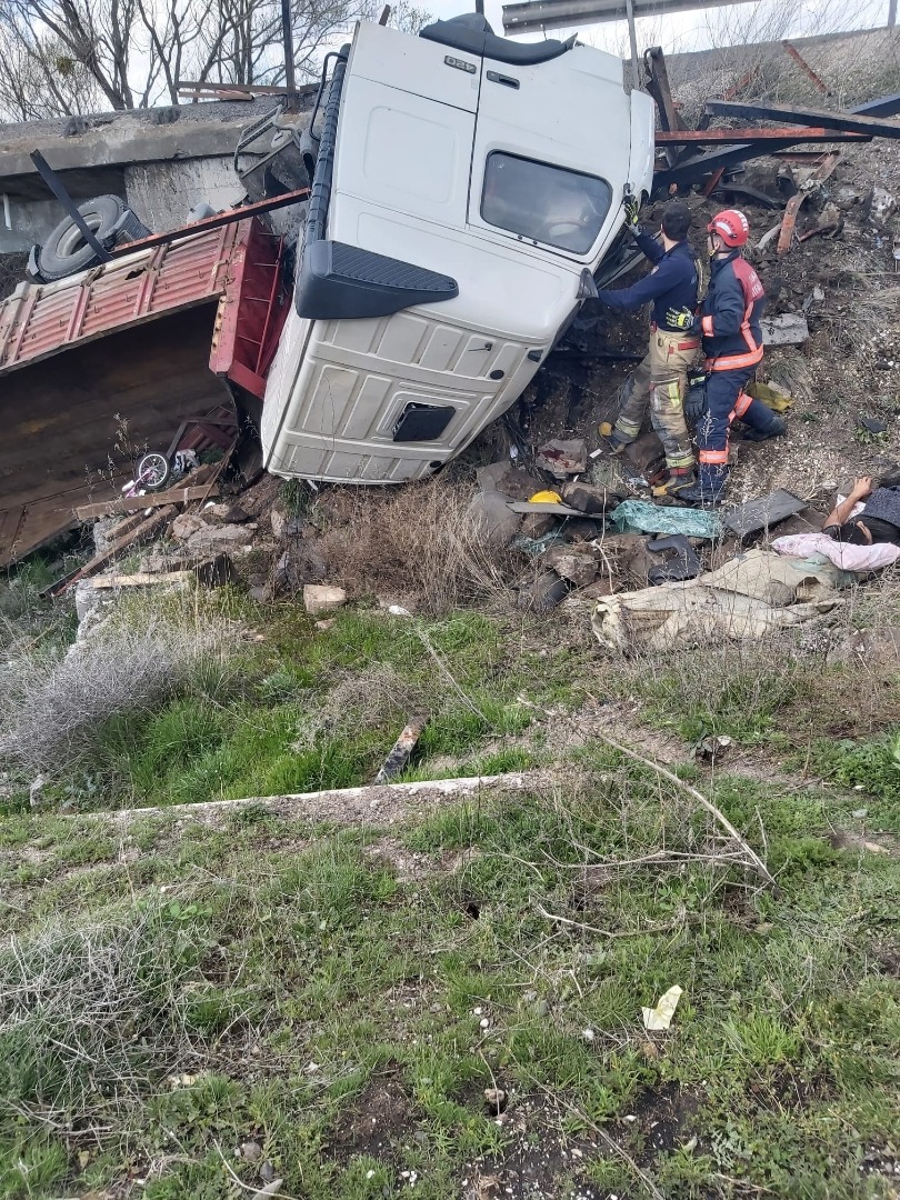 Ankara'da TIR şarampole devrildi; 1 ölü, 2 yaralı