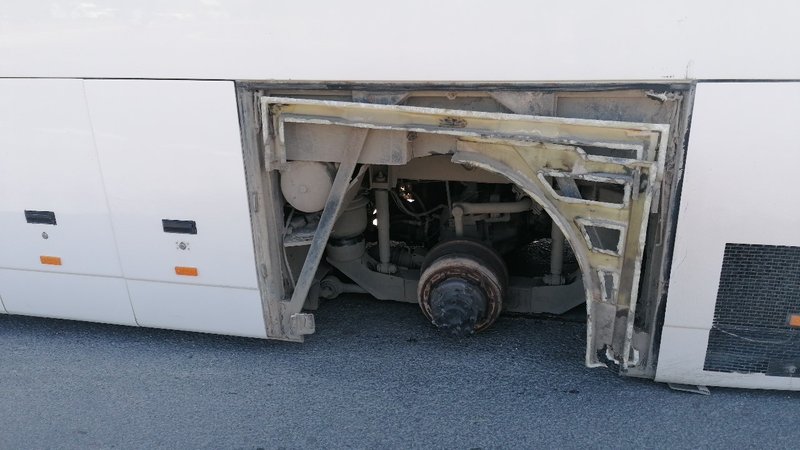 Tur otobüsünün kopan lastiği kaldırımdaki vatandaşı ağır yaraladı