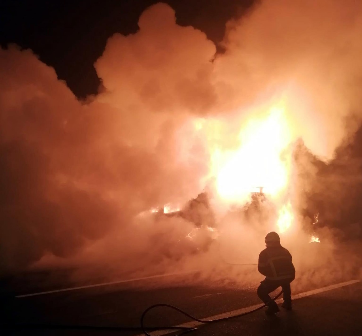 TIR ile çarpışıp alev alan otomobildeki aileden 4 kişi öldü