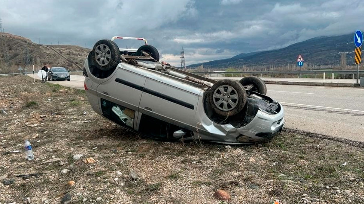 Sivas'ta otomobil devrildi: 5 yaralı