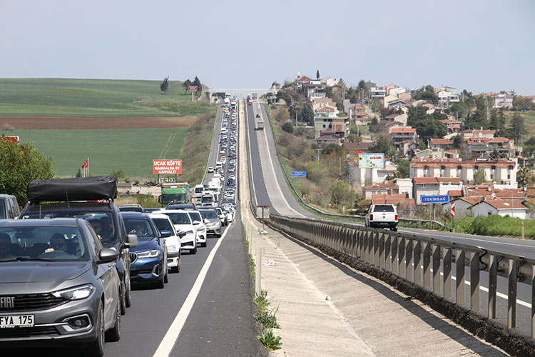 Karayollarında bayram trafiği yoğunluğu arttı