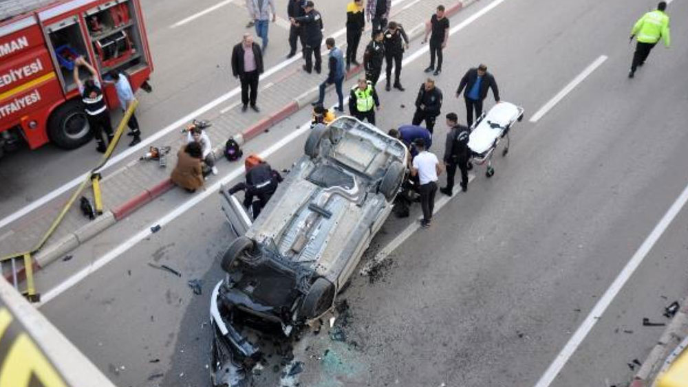 Karaman'da otomobil üst geçitten düştü: 2 ölü, 1 yaralı