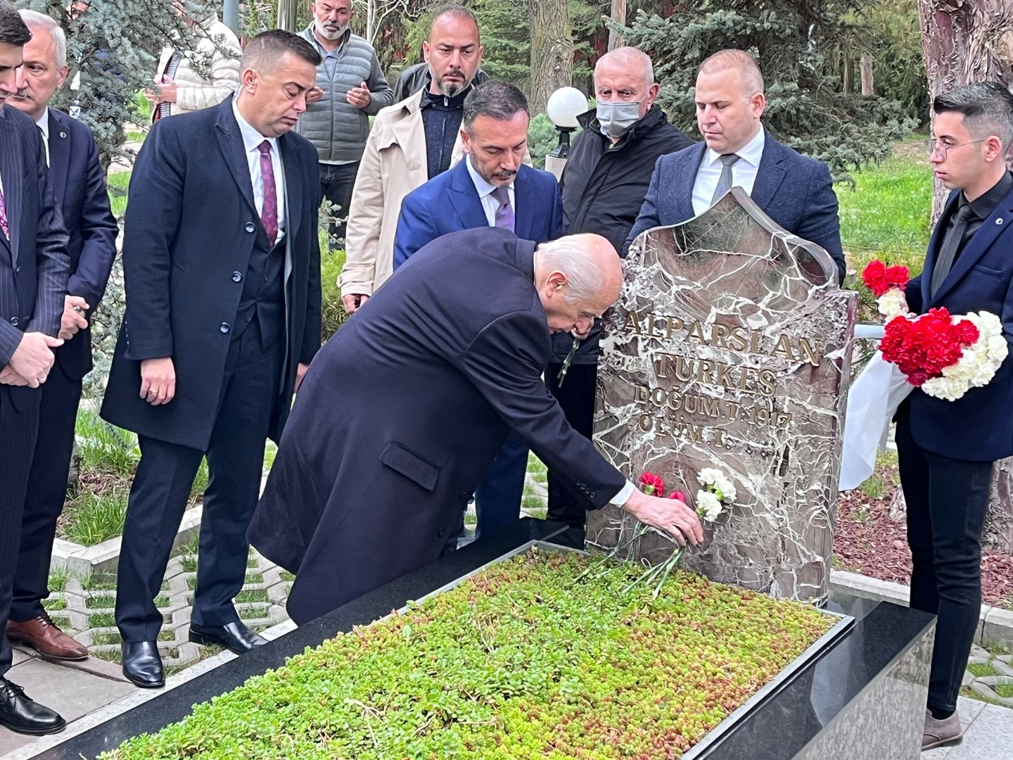 Devlet Bahçeli,  Türkeş'in anıt mezarını ziyaret etti.