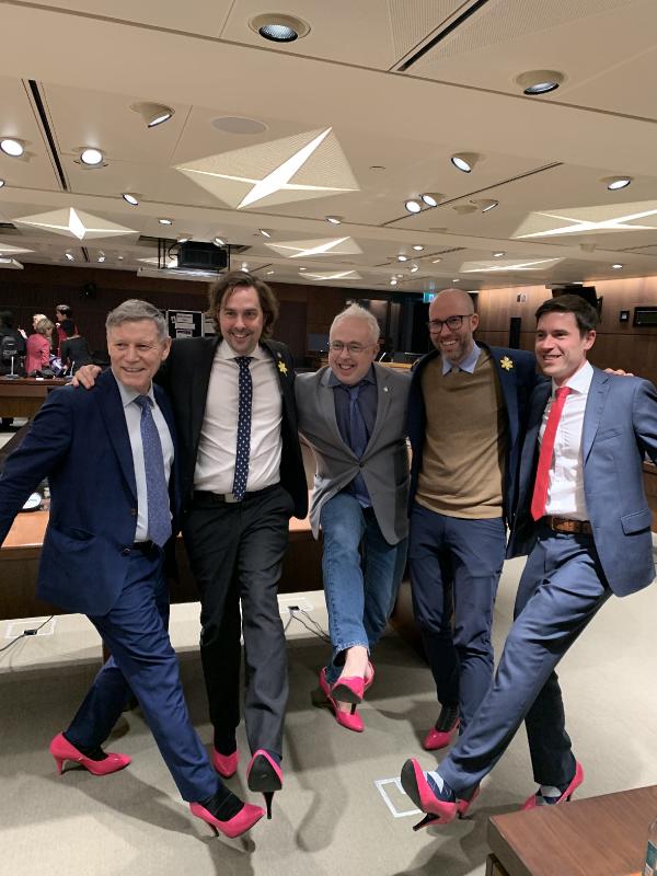 Erkek politikacılardan topuklu ayakkabılı farkındalık