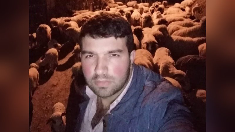 Eşiyle mesajlaşan akrabasını öldürdü