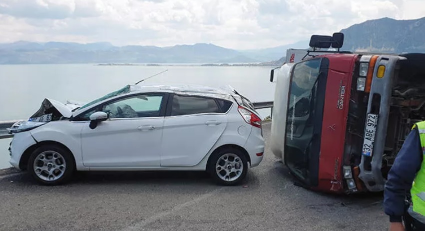 Kamyonetle otomobil çarpıştı