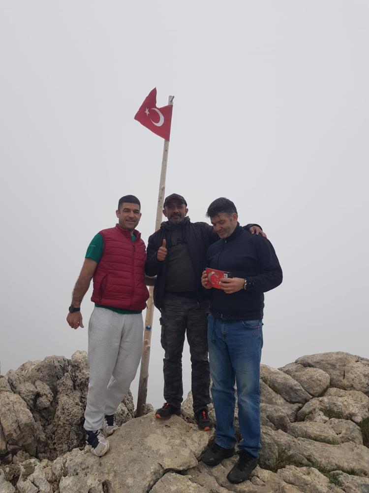 Bin 900 rakımda Türk bayrağını değiştirdiler