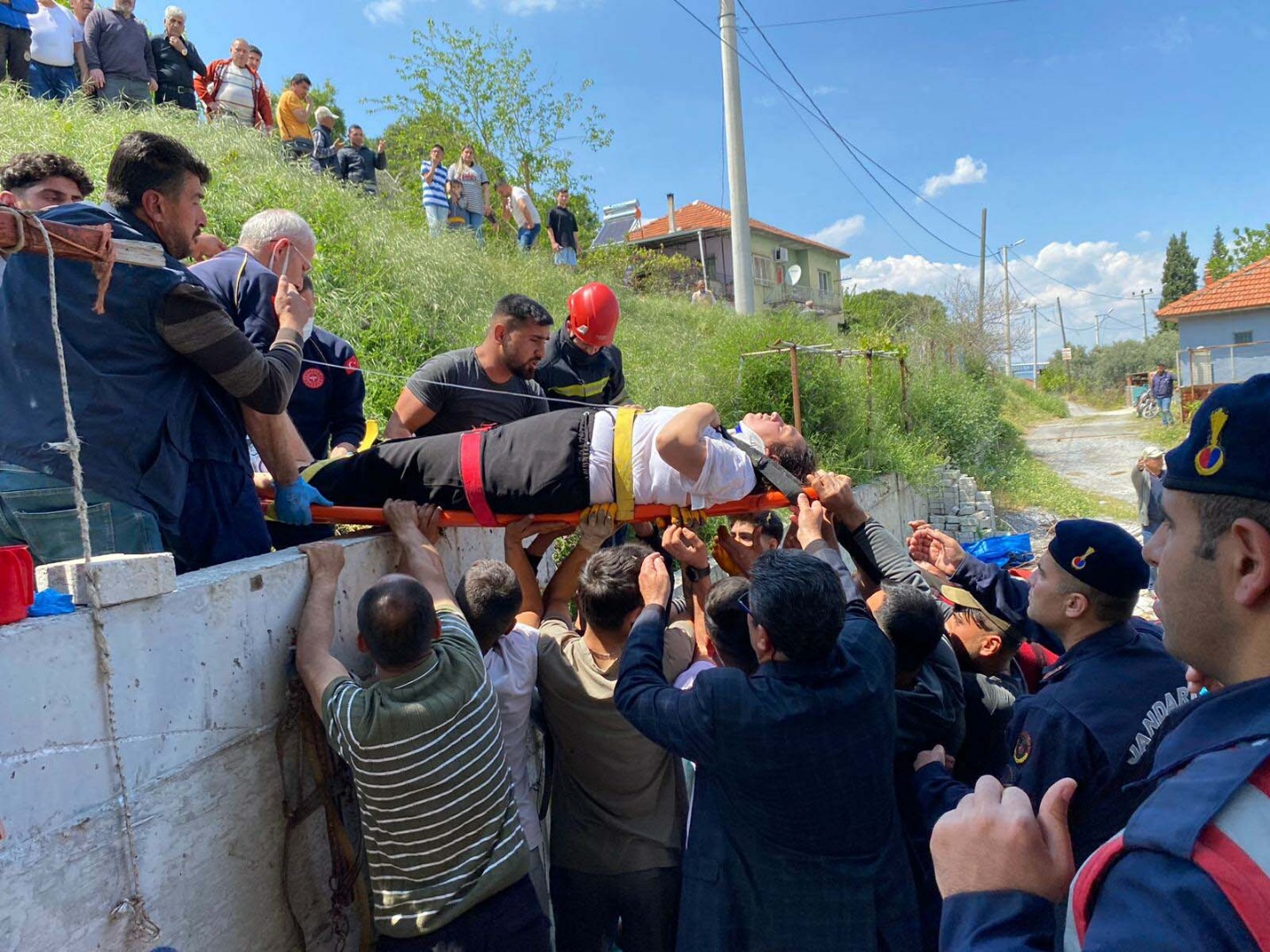 Aydın'ta traktör devrildi: 2'si çocuk 6 kişi yaralandı