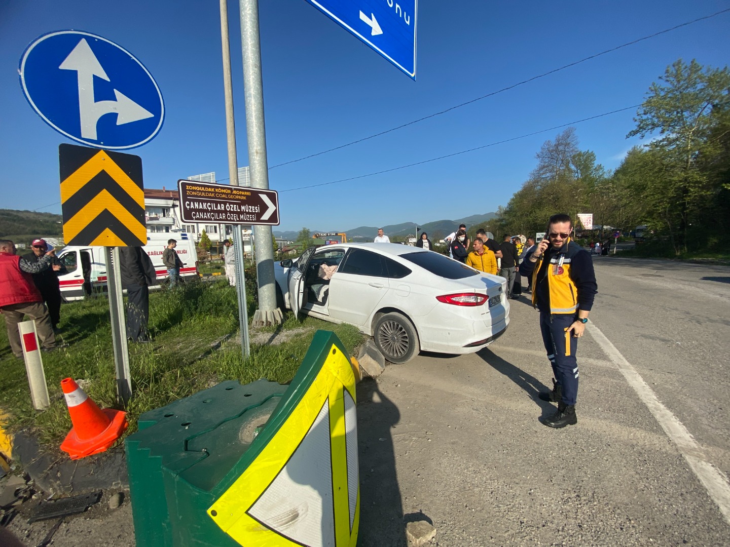 Zonguldak'ta direksiyon hakimiyetini kaybeden sürücü direğe çarptı