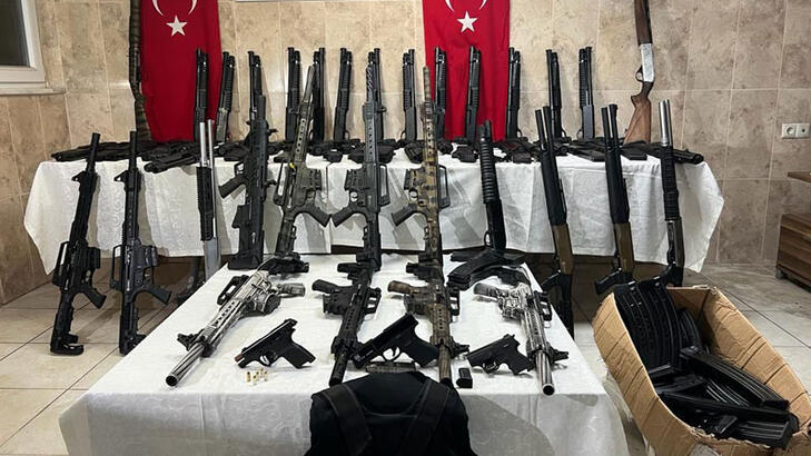 Adana'da silah kaçakçığı operasyonu: 4 zanlıdan 2'si tutuklandı