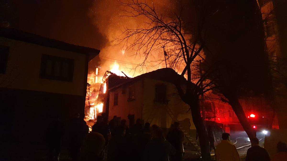 Ankara'da yangın: evler kullanılamaz hale geldi