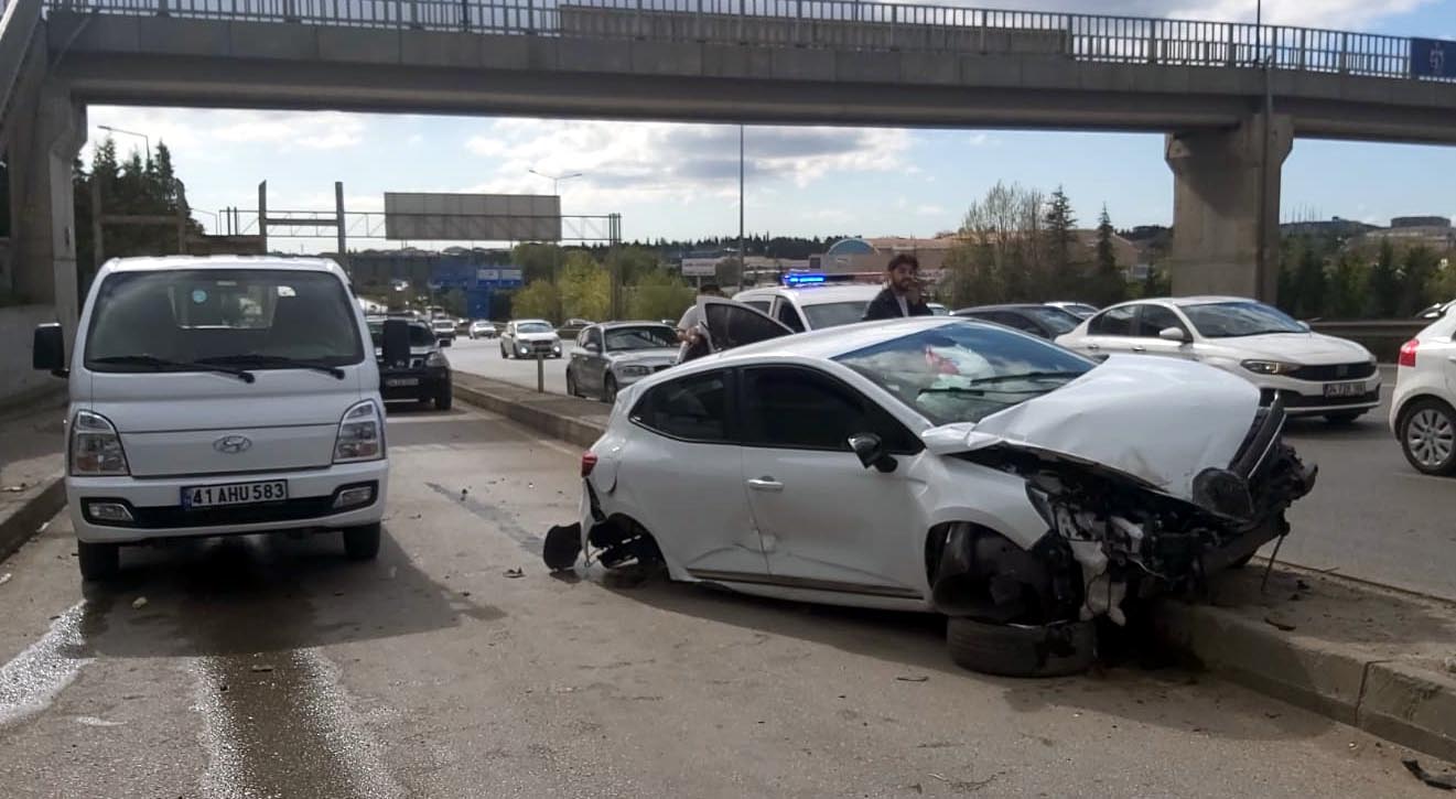 Kocaeli'de bir araba üst geçide çarptı: 1'i ağır 3 yaralı