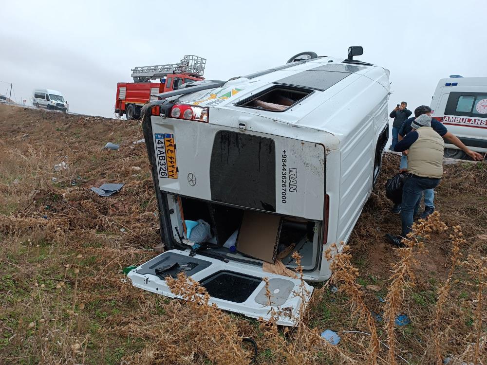 Minibüs takla attı: 12 yaralı