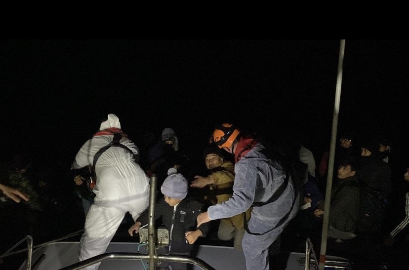 Yunanistan tarafından denize itilen 39 göçmen kurtarıldı