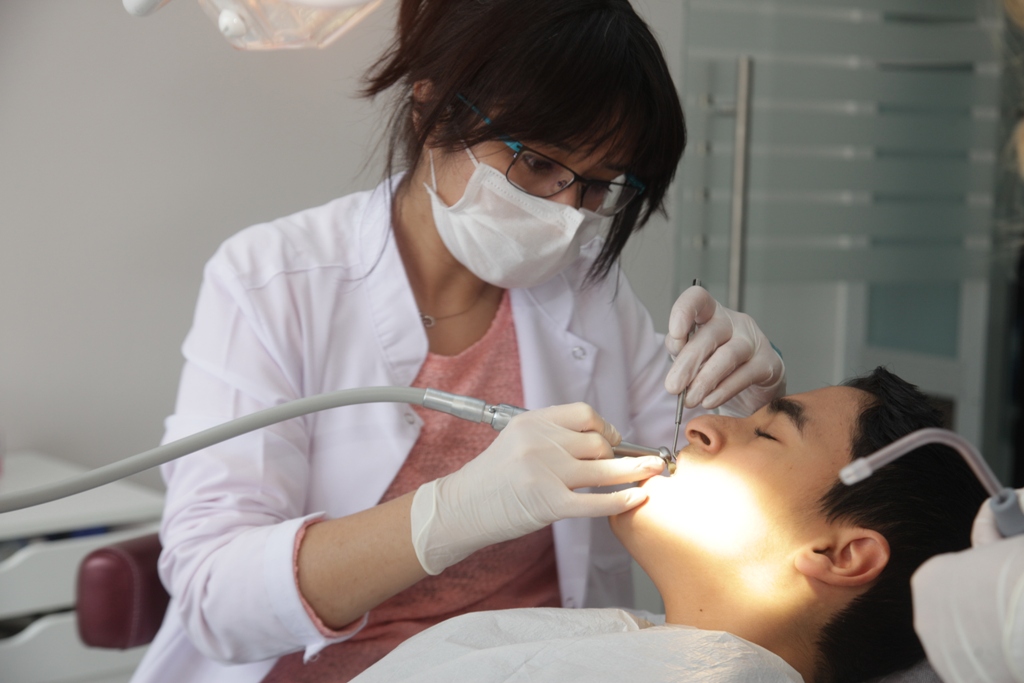 Diş tedavisiyle yüzleri gülüyor