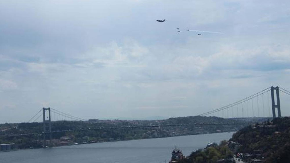 Türk Hava Kuvvetleri'nden İstanbul Boğazı'nda 'selamlama' uçuşu