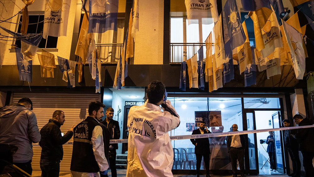 AKP Seçim İrtibat Bürosu önünde havaya ateş açan 2 kişi tutuklandı