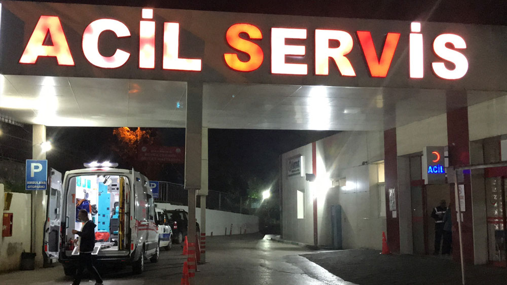 Pendik'te İETT otobüsü ile servis aracı çarpıştı