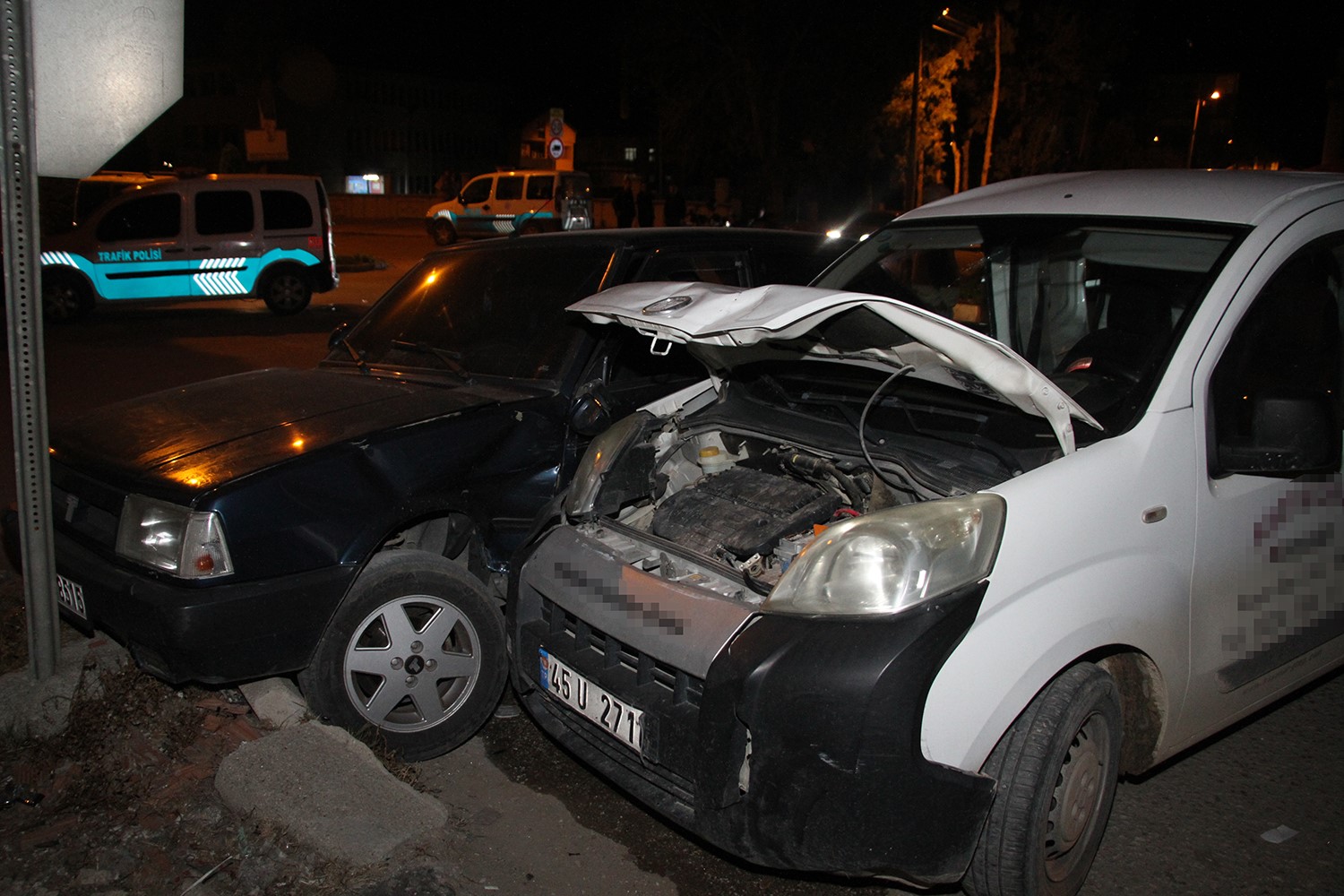 Manisa'da trafik kazası: 3 yaralı