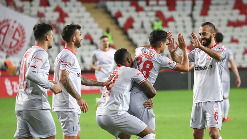 Antalyasporlu futbolcuya bıçaklı saldırı