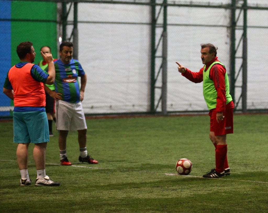 Bakan Bak, halı sahada futbol oynadı