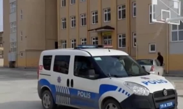 Öğrenci silahla okulu bastı