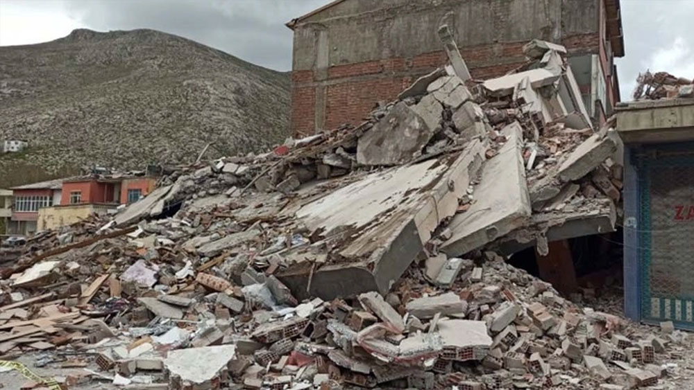 Elbistan'da ağır hasarlı bina çöktü
