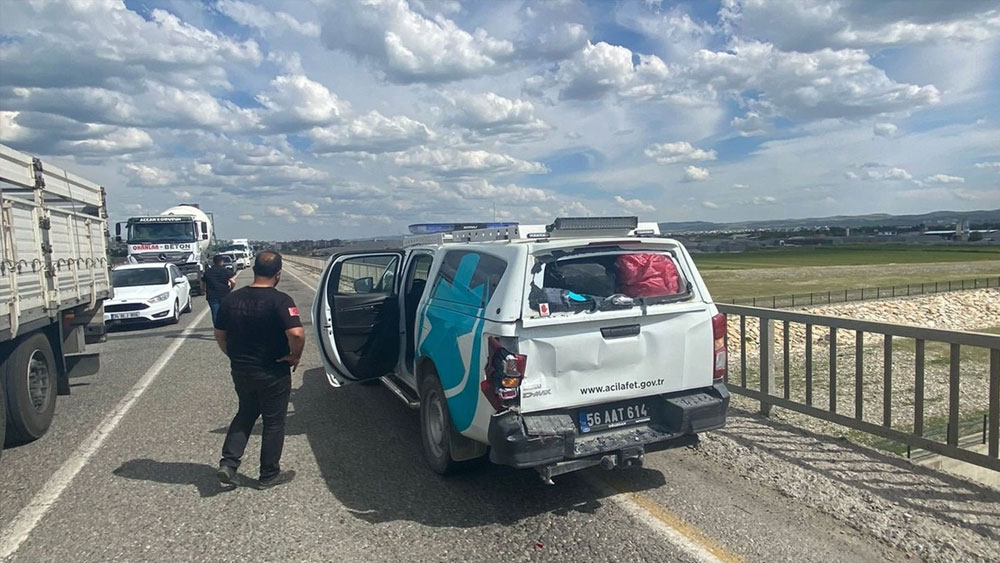 Gaziantep'ten dönen sağlık ekibinin aracına TIR çarptı