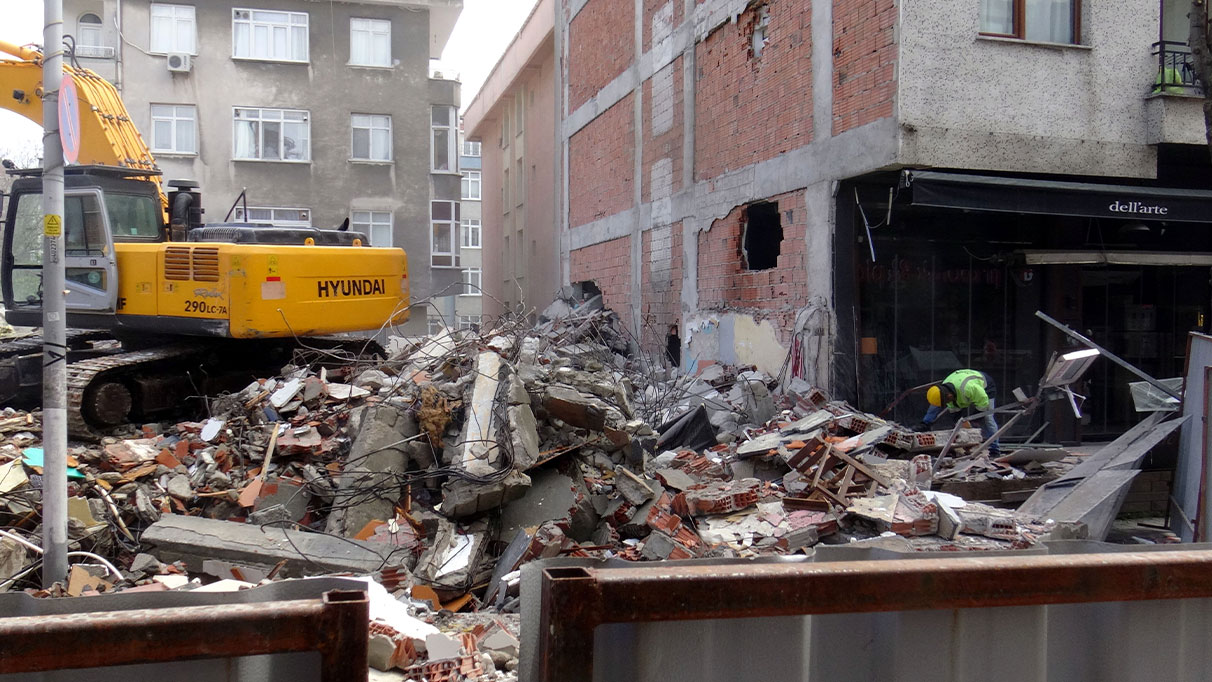 Avcılar'da yıkımı yapılan bina çöktü: Yanındaki bina hasar aldı
