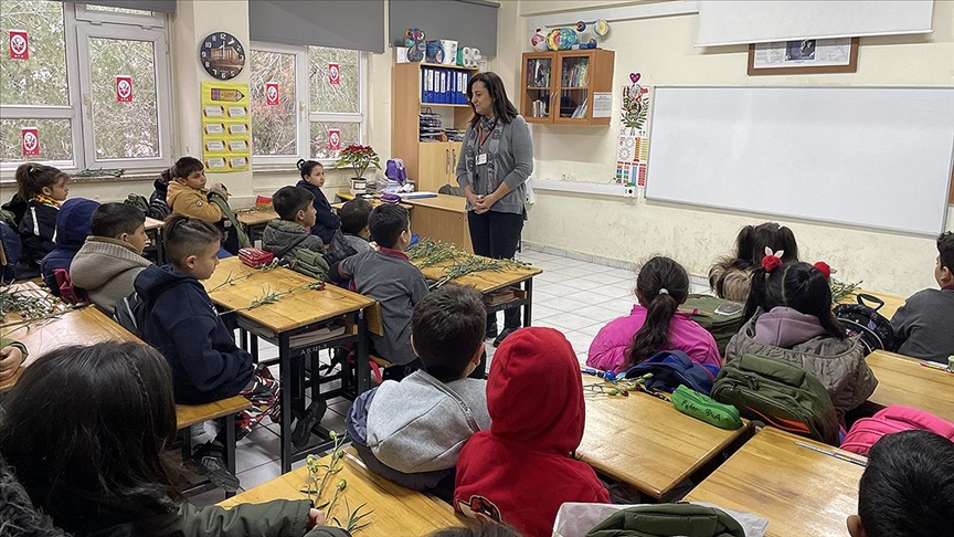 Deprem bölgesinde öğrenciler okullarına dönüyor