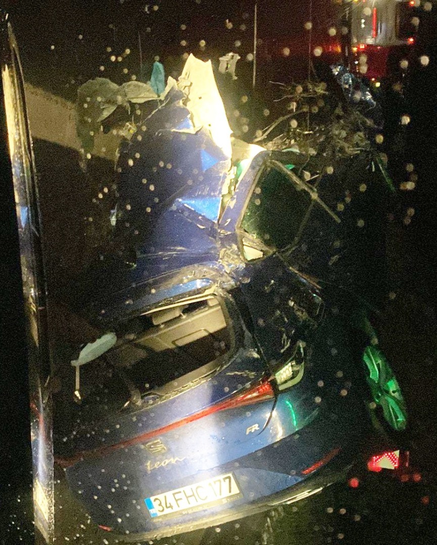 Otomobil TIR'a çarptı 2 ölü