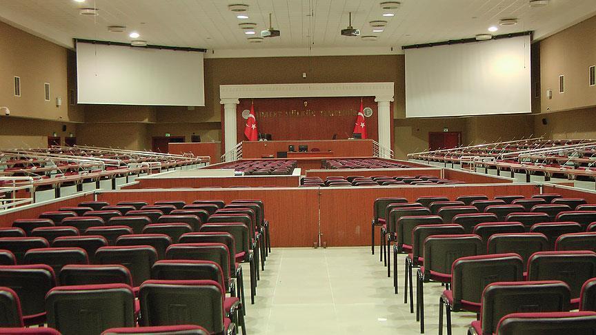 Hakim 2 FETÖ sanığını salondan attı