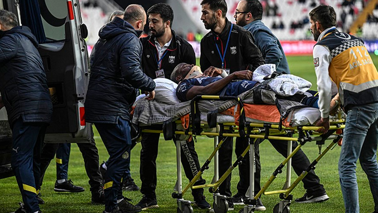 Hastaneye kaldırılan Fenerbahçeli oyuncunun son durumu açıklandı
